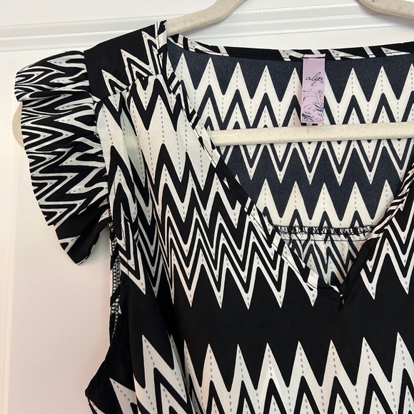 Chic Zigzag Patterned Dress - Picture 3 of 3